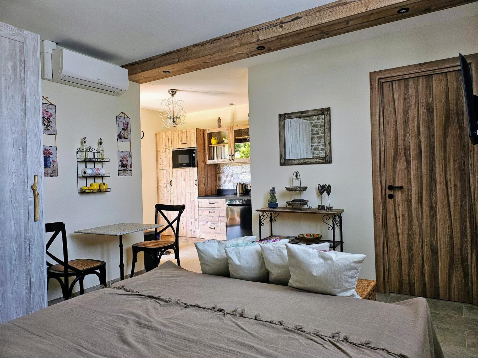 Charmant Studio Pres De La Plage Avec Jacuzzi Et Terrasse Privative Villeneuve-Loubet Exterior foto